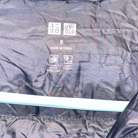 Uniqlo Men’s light weight down filled puffer Jacket Size Small - Picture 2 of 6